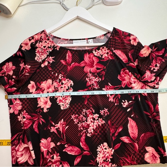 Susan Graver Medium Floral Liquid Knot Top Slit Detail Sleeve - Picture 3 of 6